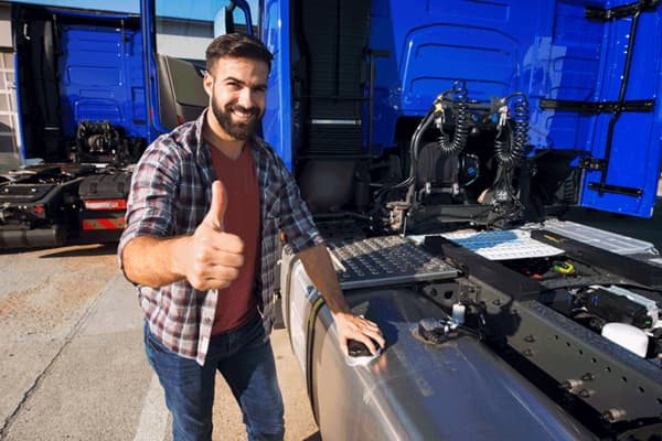 Chauffeur die de tank van zijn vrachtwagen vult en blij is met de UTA-lijstprijs