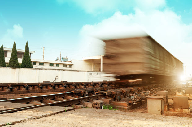 Poids lourds chargés sur un train - les services de ferroutage d'UTA présentent de nombreux avantages