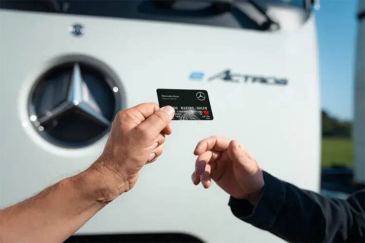 Elektromobilio-ikrovimo-kortele-mercedes-benz-trucks-uta-edenred