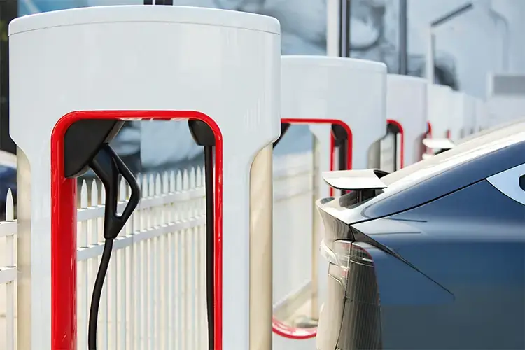 UTA eCharge® erweitert Ladenetzwerk: Zugang zu 20.000 Tesla Supercharger 